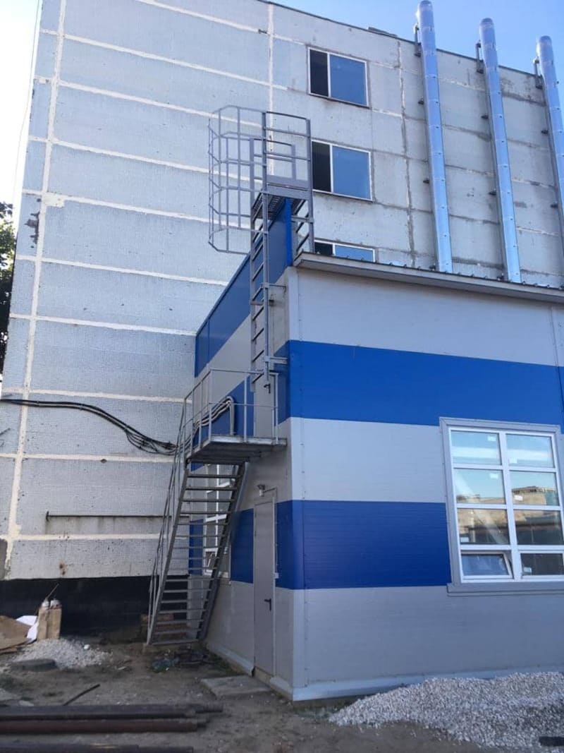 Пожарная лестница в промышленном комплексе