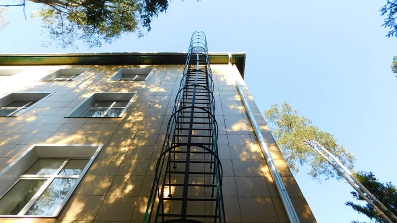 Вертикальная пожарная лестница п1-2 школа и детские сады