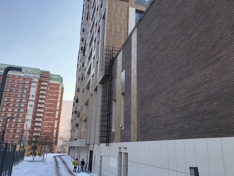 Фото пожарной лестницы п1-2 в жилом доме