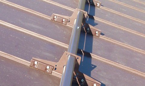 овальная труба 40 х 20 мм, толщина 1,2 мм  - 4 опоры универсальных опоры , толщиной 2 мм  -  оцинкованный металл  - порошковая окраска  - универсальная система прокладок из пластиката - это лучше, чем ЭПДМ-резина  - комплект крепежа  - стандартные цвета RAL 8017, 3005, 6005, RR 32 