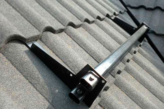 овальная труба 40 х 20 мм, толщина 1,2 мм  - 4 опоры универсальных опоры , толщиной 2 мм  -  оцинкованный металл  - порошковая окраска  - универсальная система прокладок из пластиката - это лучше, чем ЭПДМ-резина  - комплект крепежа  - стандартные цвета RAL 8017, 3005, 6005, RR 32 